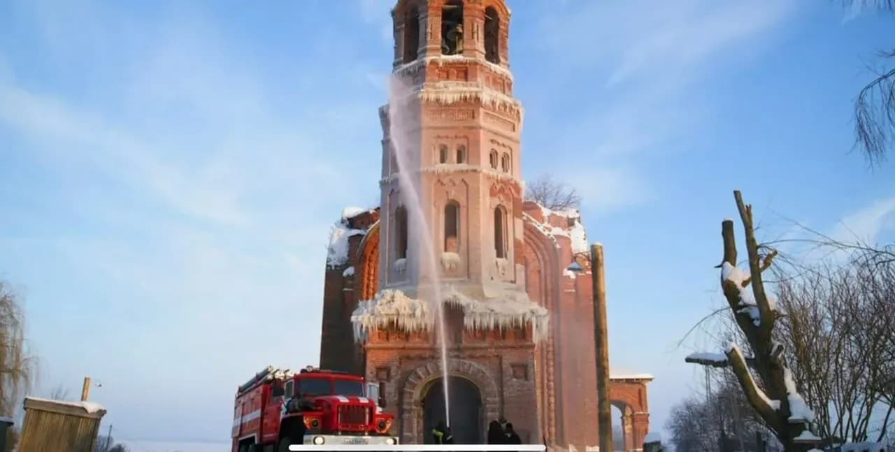 Церковь в Нижних Подгоричах поливают из брандспойта в мороз 