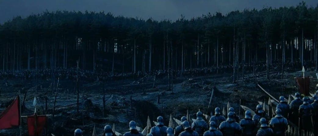 А вот так лес выглядит в фильме. Съемка с противоположного ракурса: германцы - между деревьев. Кадр из фильма "Гладиатор". Scott Free Productions, Red Wagon Entertainment, 2000