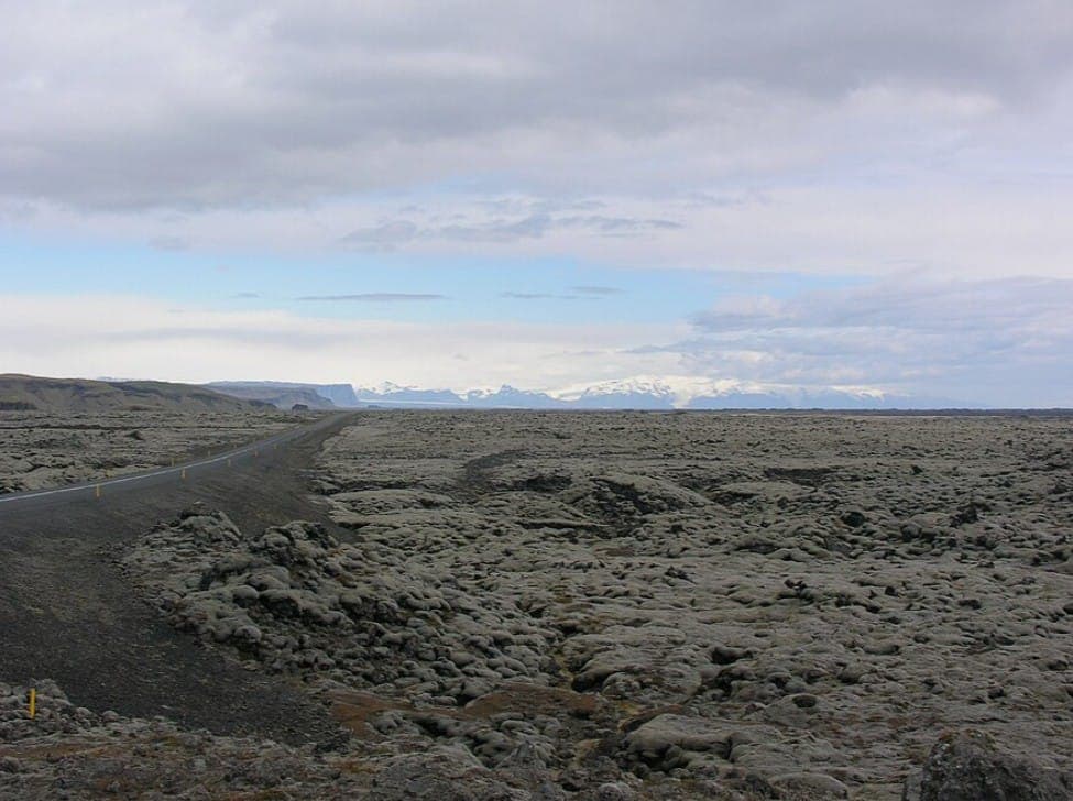 Вулканическая равнина на юге Исландии выглядит так