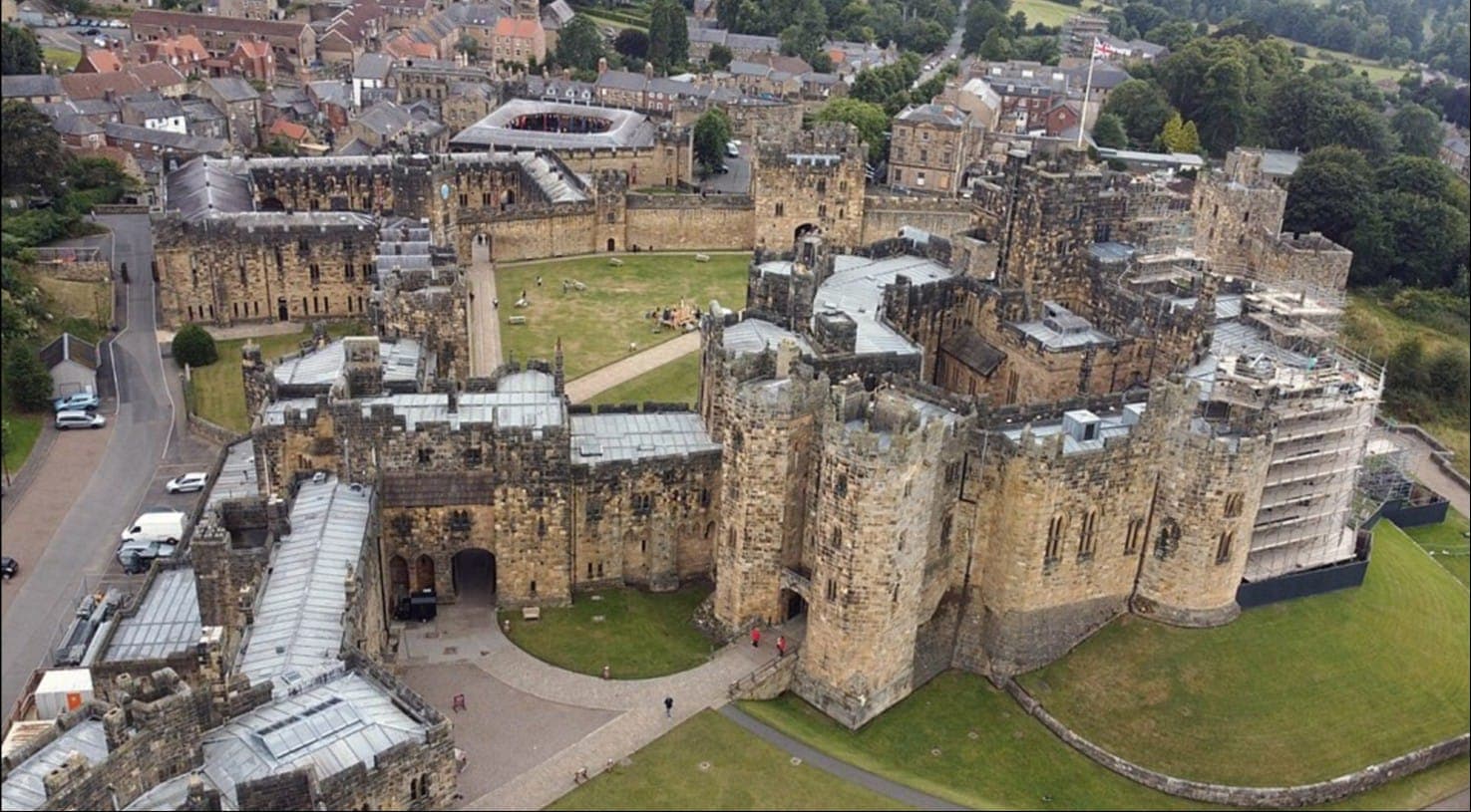 Замок Алник с высоты птичьего полета. Источник - https://www.flickr.com/photos/58415659@N00/51368760095