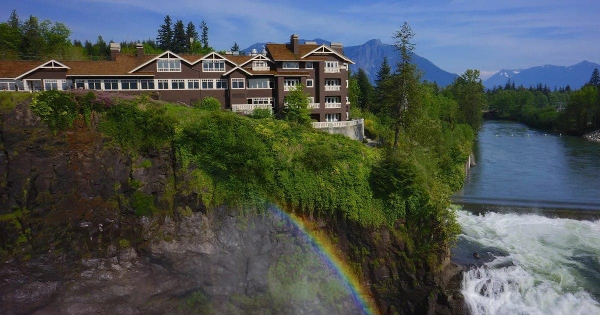 Отель "Salish Lodge & Spa" на фоне живописных гор. Фото: salishlodge.com