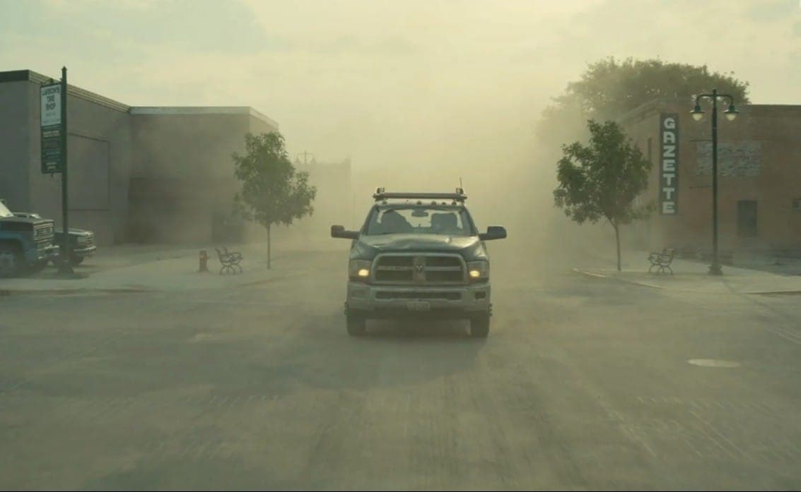 Побег Купера с семьей из города. Кадр из фильма «Интерстеллар» , Legendary Pictures, Syncopy, Lynda Obst Productions, 2014