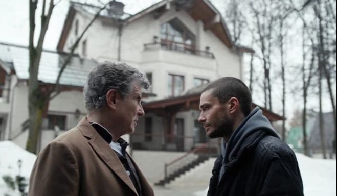 Дом отца Артема в кадре на заднем плане. Кадр из фильма "Триггер",  2020, "Среда", "Лунапарк", "Плюс Студия"