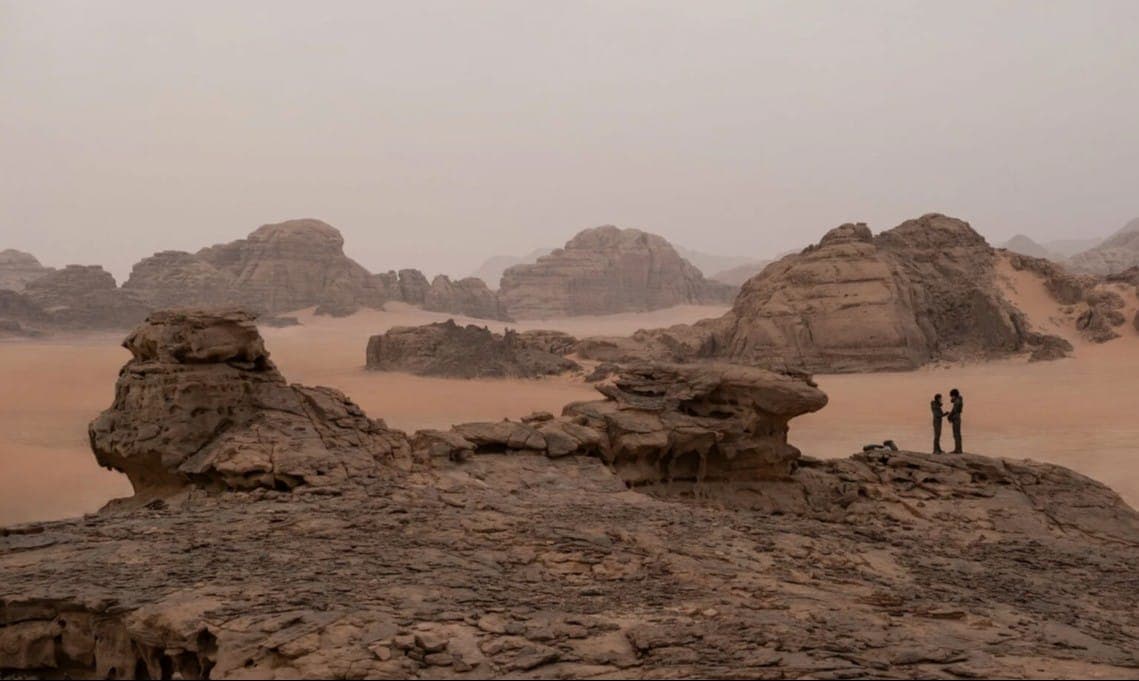 Пол и Чани на фоне скал Вади-Рам. Кадр из фильма "Дюна", Legendary Pictures, 2021