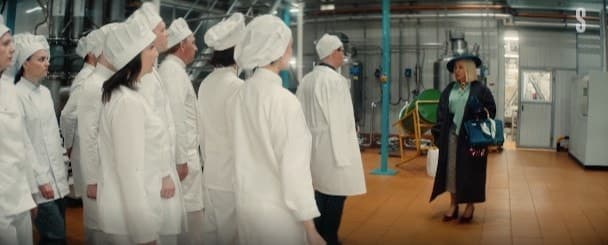 Шапокляк проводит ревизию на своей шоколадной фабрике. Кадр из фильма "Чебурашка", 2023, Yellow, Black & White