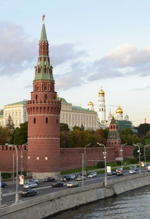 Московский Кремль со стороны Кремлевской набережной (Водовзводная башня). Фото: Pegushev