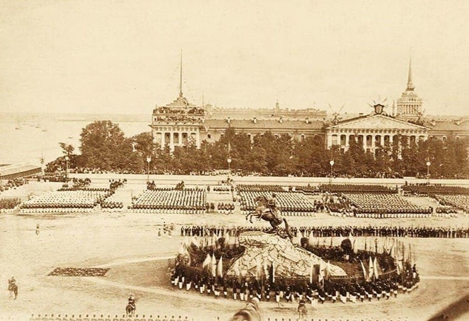 30 мая 1872 года. 200 лет со дня рождения Петра Великого - празднование на Сенатской. Фото: И.Бианки