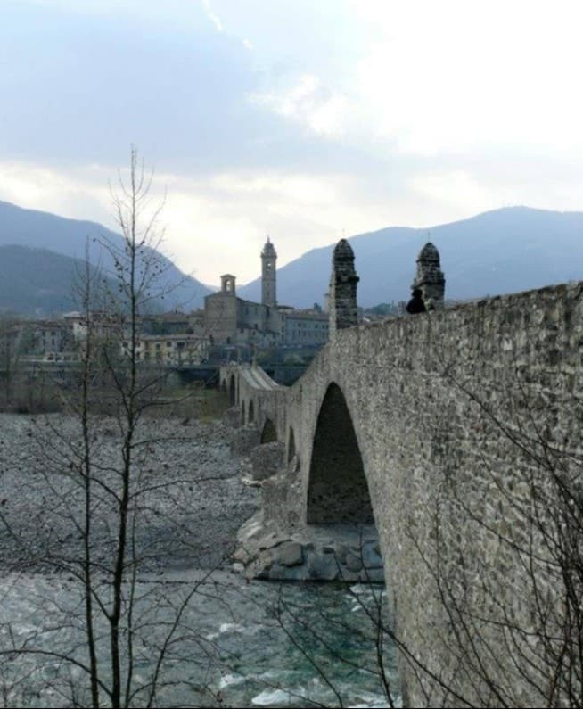 А вот так Горбатый мост выглядит сегодня - он до сих пор стоит, и в нем даже сохранилась кладка 15 века. Фото: Marco Manfredini