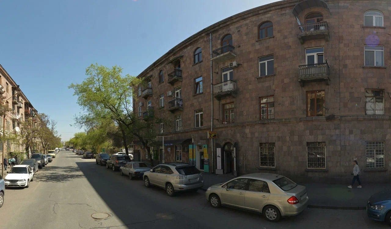 Здание на улице Манандяна, 17 - здание старой поликлиники. Сейячас здесь тоже стоматологическая клиника, но уже частная. Фото: Яндекс Карты