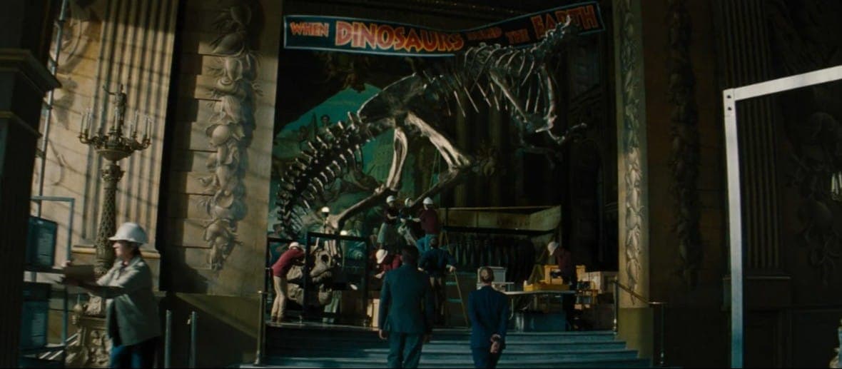 Зал колледжа - там, где в фильме разбирают скелет T-REXа. Кадр из фильма "Мир Юрского периода. Возрождение". Universal Pictures, 2025