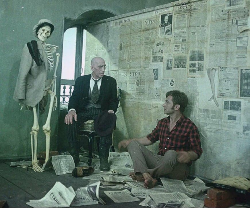 Те самые "пеналы" и матрасы на кирпичах в студенческом общежитии. Кадр из фильма "12 стульев",  Мосфильм, 1971