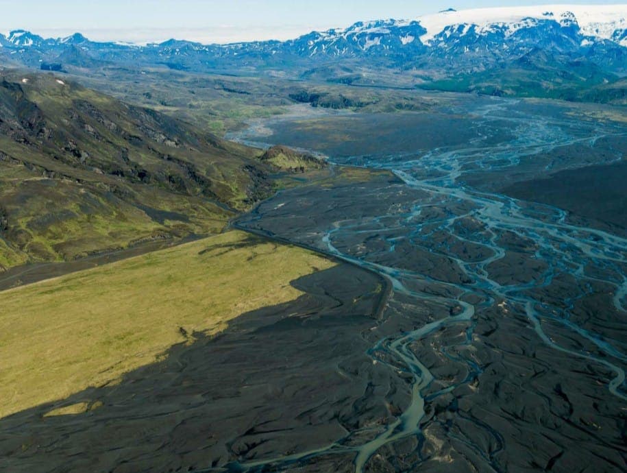 Черный вулканический песок и подтопляемая низина - идеальное место для съемок планеты-океана