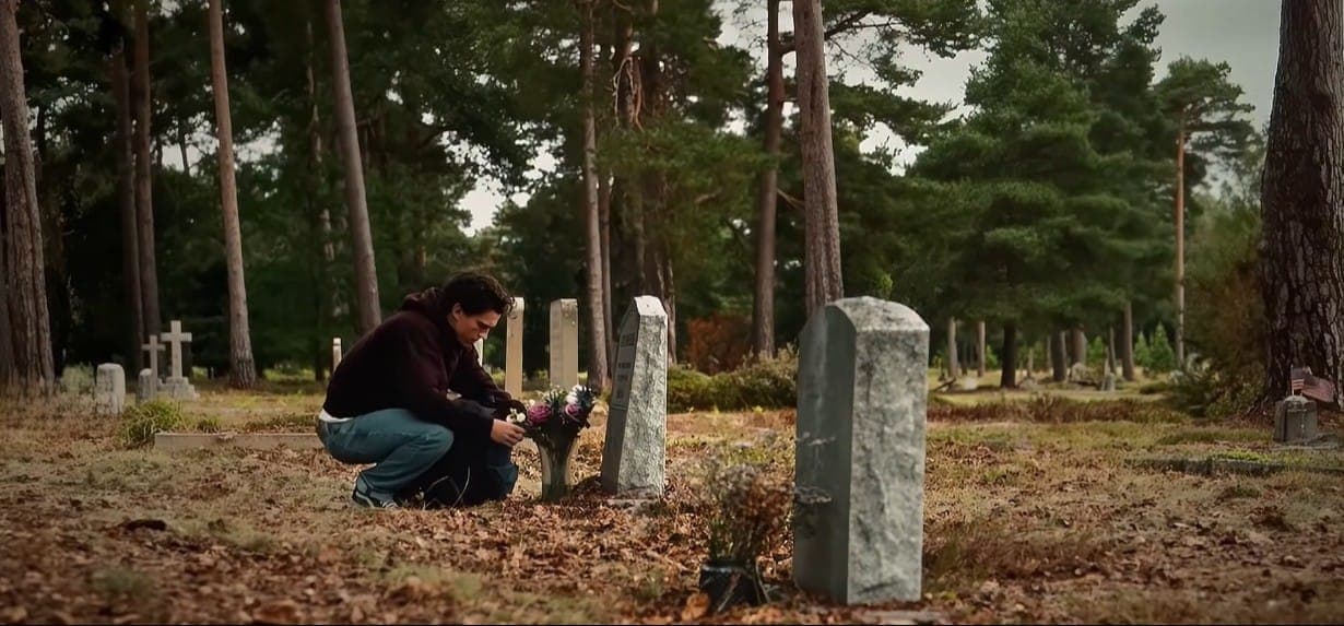 Питер на могиле тети. Кадр из фильма "Человек-паук: Новый день", 2026, Columbia Pictures, Marvel Studios, Pascal Pictures