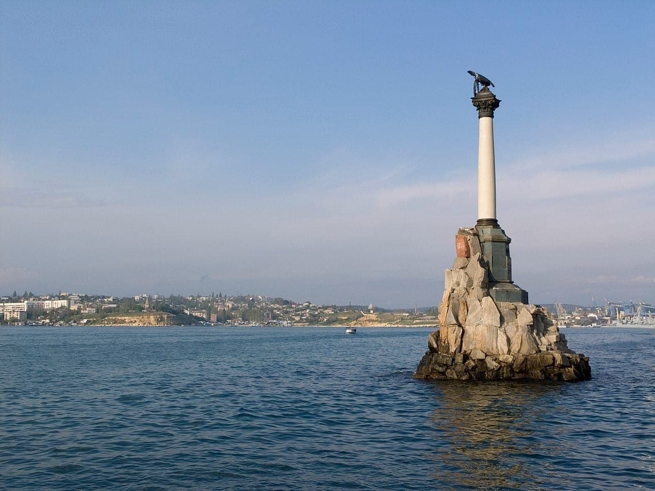 Памятник затопленным кораблям в Севастополе. Фото: wikiway.com