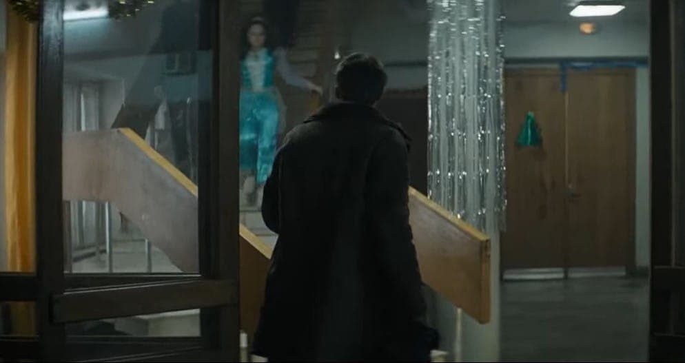 Петров встречает сына с елки в ДК. Кадр из фильма "Петровы в гриппе", 2021, Hype Film, «Кинопрайм», Arte France Cinéma, Bord Cadre Films