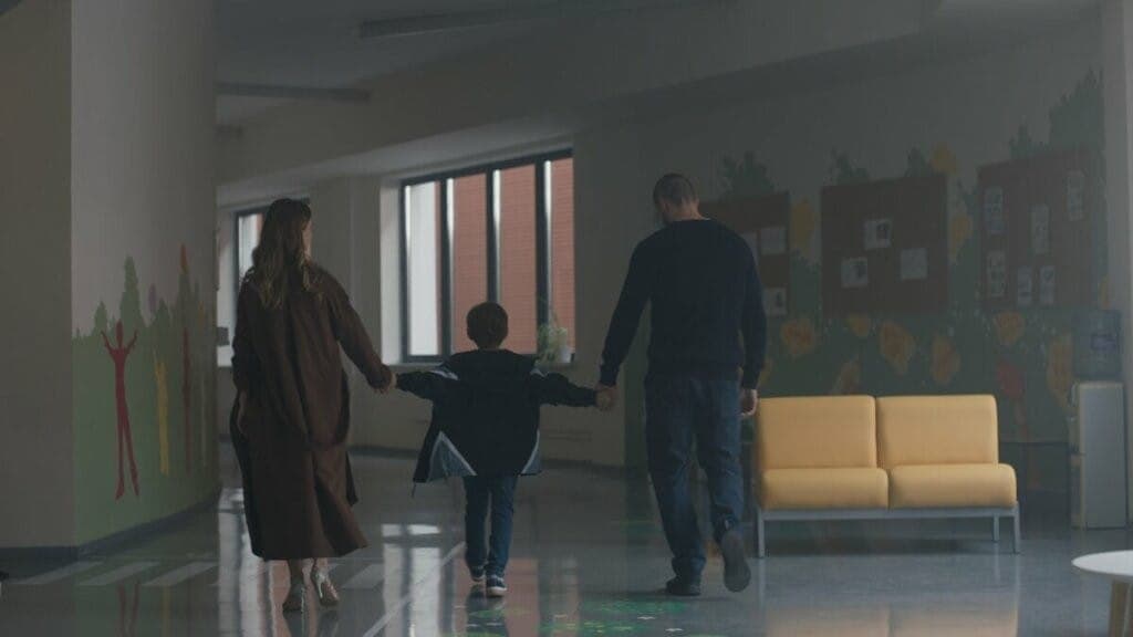 Надежда на воссоединение с Дашей и сыном рушатся. Кадр из сериала "Триггер",  2020, "Среда", "Лунапарк", "Плюс Студия"
