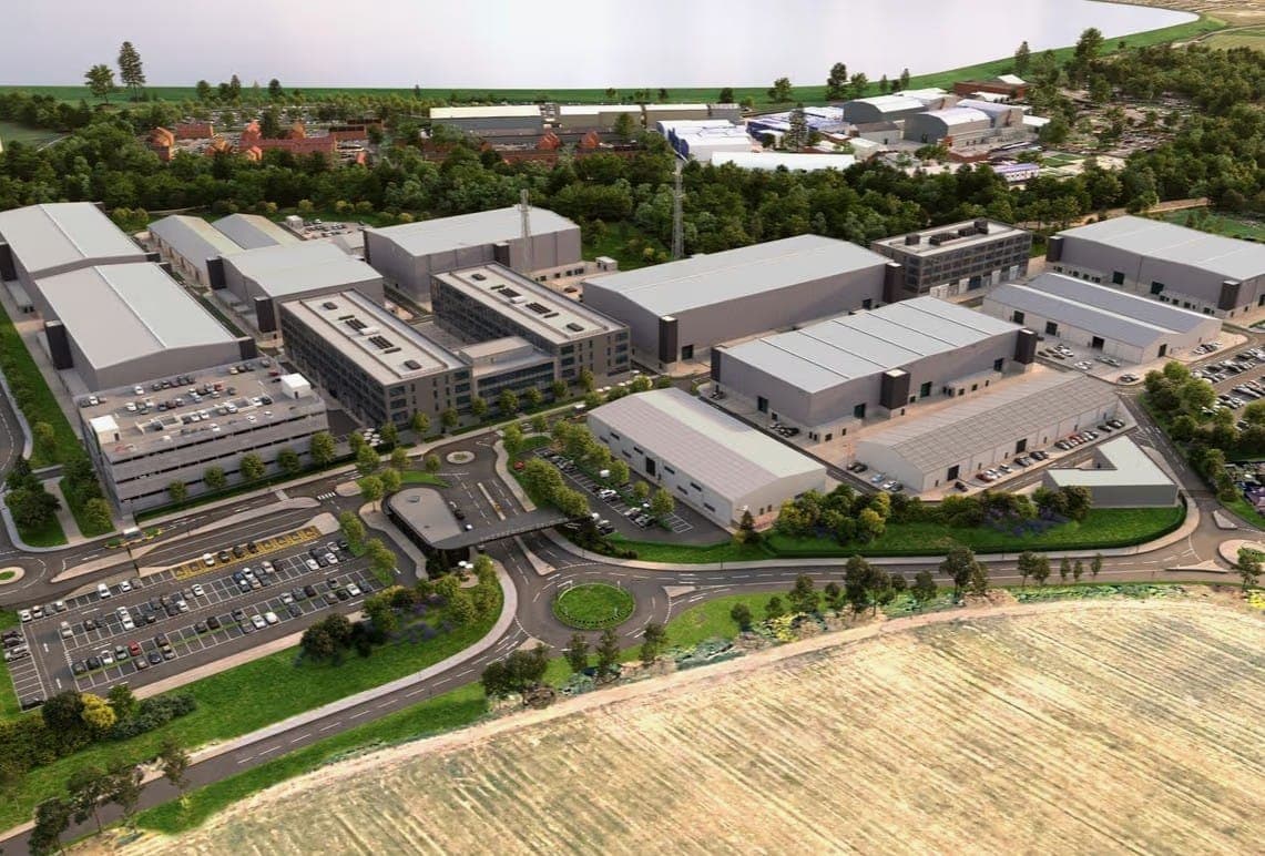 Студия располагает 15 павильонами, включая один из крупнейших в Европе. Здесь снимали "Звездные войны", "Лоуренса Аравийского", "Мстителей" и не только.