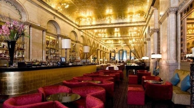 Внутри ресторана все дышит историей. И про Холмса с Ватсоном тоже. Фото: pinterest.com