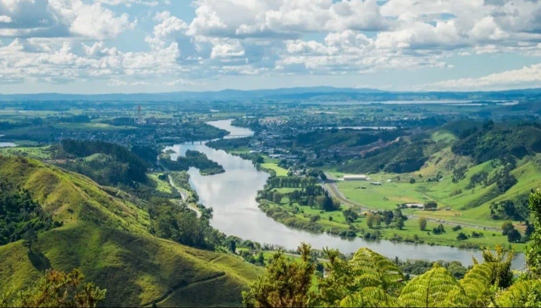 Регион Вайкато. Сказочную красоту пейзажей особено хорошо видно при съемке с дрона. Фото: peakvisor.com