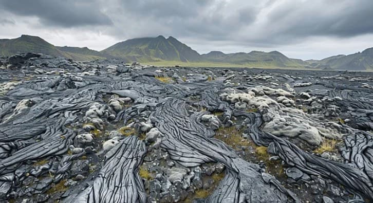 Вот так в реальности выглядят лавовые поля Orrustuhóll (локация Эльдхраун). Панорамные виды и вправду потрясающие.