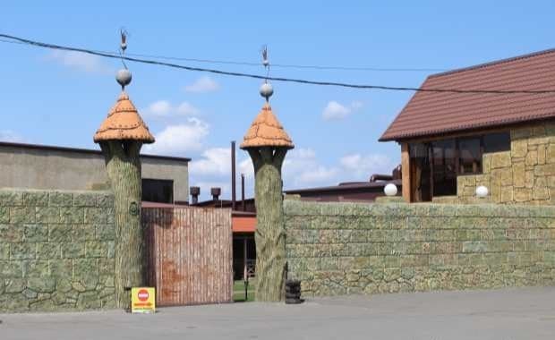Узнаваемые башенки рядом с центральным входом. Фото: Яндекс. Карты.