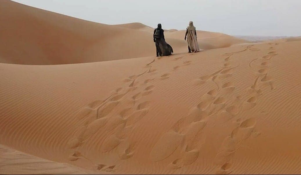 Руб-эль-Хали. Пол и леди Джессика после бегства от Харконненов. Отдых  в перерывах между съемками. Фото со съемок фильма "Дюна", Legendary Pictures, 2021 