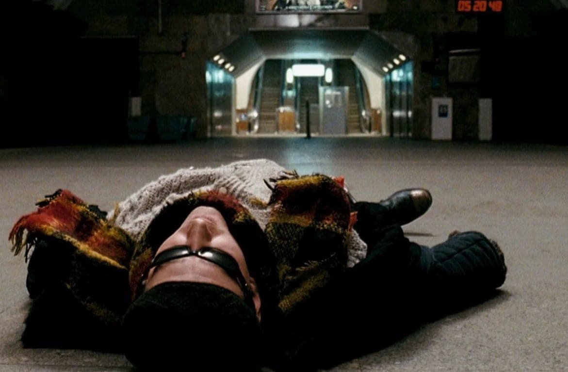 Когда не успел в метро до развода мостов. Кадр из фильма «Дневной Дозор». 2005, «Первый канал», «Базелевс-продакшн»