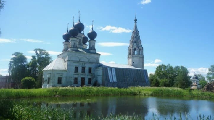 Вот так выглядит церковь с картины летом - когда грачи уже не только прилетели, но и комфортно расположились. Фото: 