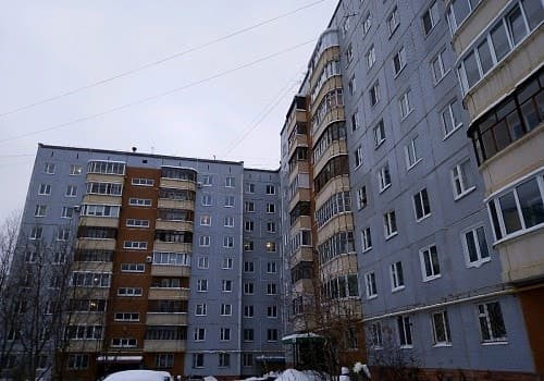 Тот самый дом. С балконов верхних этажей хорошо виден затон на Водниках. Фото: prawdom.ru