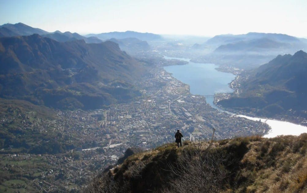 Сегодня долина уже застроена, но в целом - вполне возможно, что на картине Лекко. Фото: Croberto68