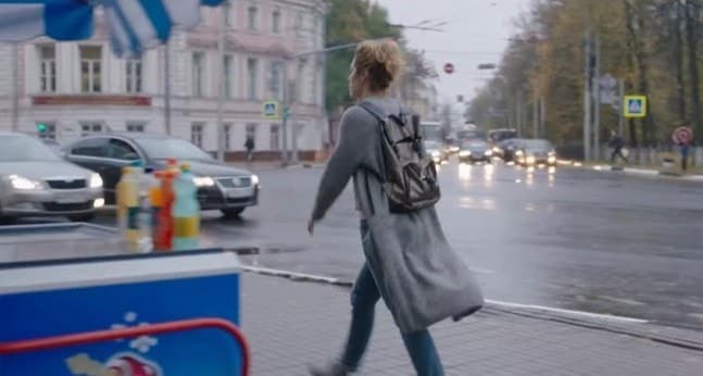 Катя идет по Первомайской улице в разгар буднего дня. Кадр из фильма «Аритмия», 2017, Марс Медиа, СТВ
