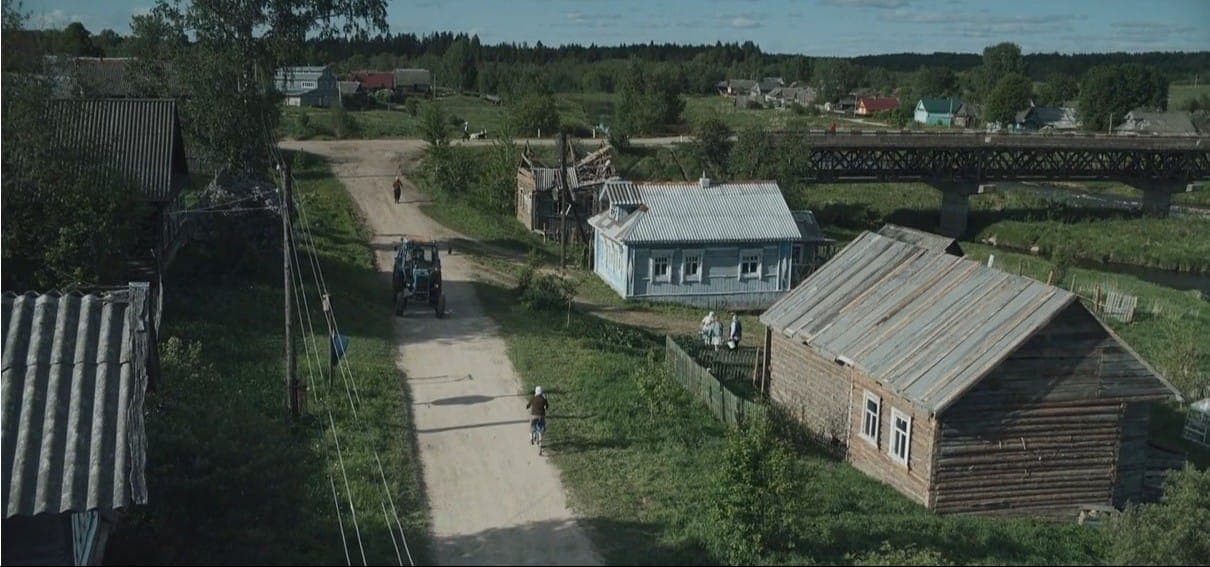 Справа — дома, построенные киногруппой. Кадр из фильма «Русский крест», кинокомпания «Спутник»