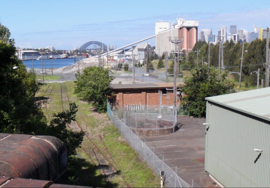 На дальнем плане - бетонные силосные башни. На станции погрузки в реальности и происходит схватка. Фото: JohnsonL623