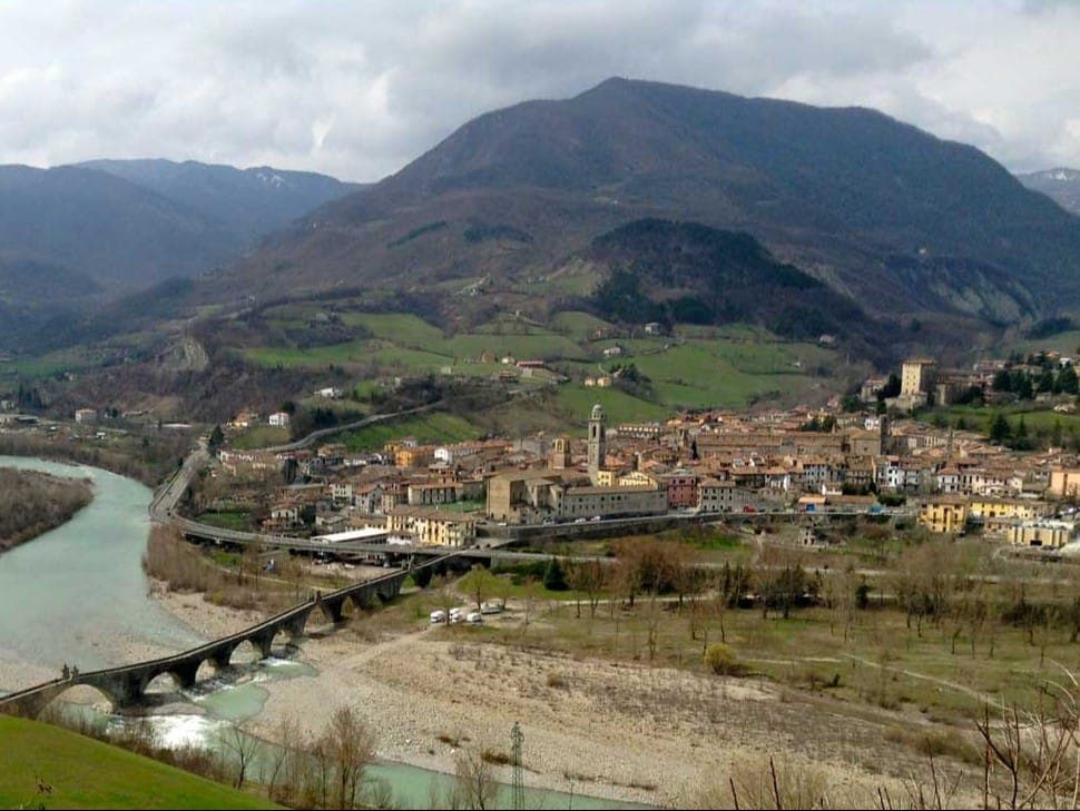 Вид на Боббио и мост с высоты птичьего полета. Фото: Trebbia