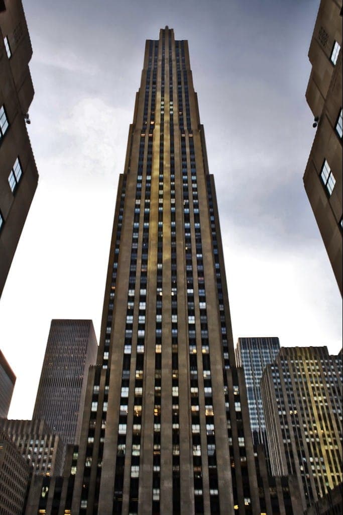 На момент съемки легендарного фото здание называлось RCA Building, сегодня - Comcast Building. 