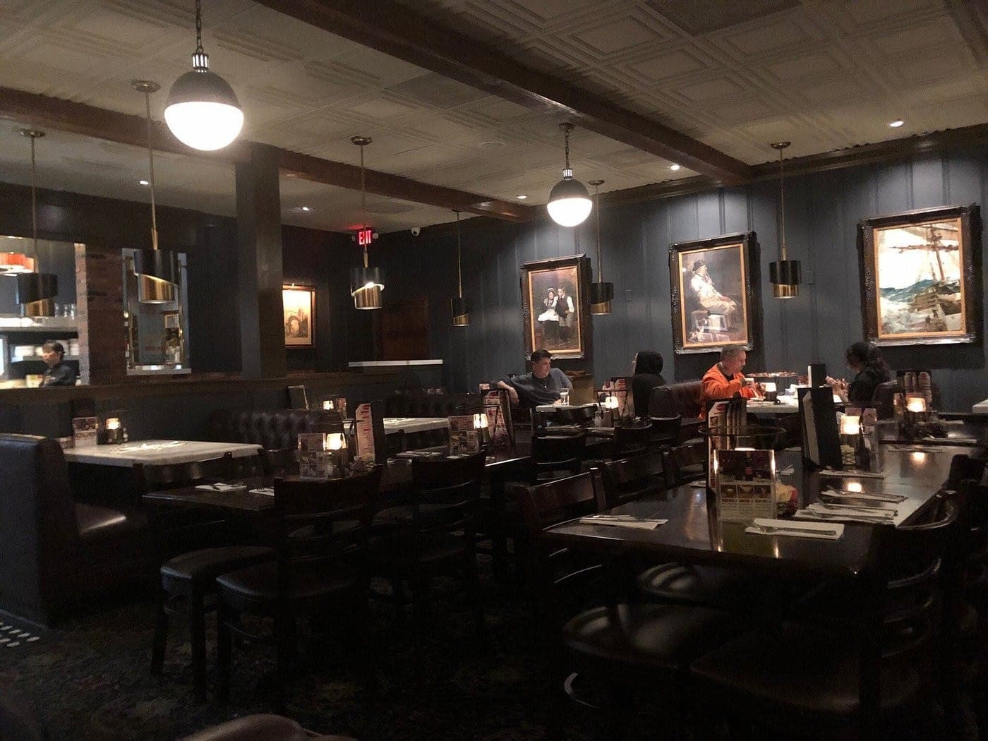 Ресторан внутри. Источник: https://www.tripadvisor.com/Restaurant_Review-g32655-d364909-Reviews-or30-Little_Toni_s-Los_Angeles_California.html