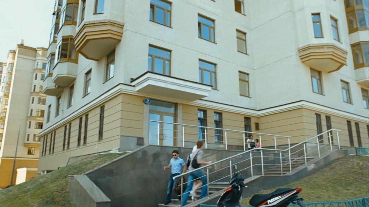 Побег из Шуваловского. Кадр из фильма "О чем говорят мужчины", 2010, "Стрела"