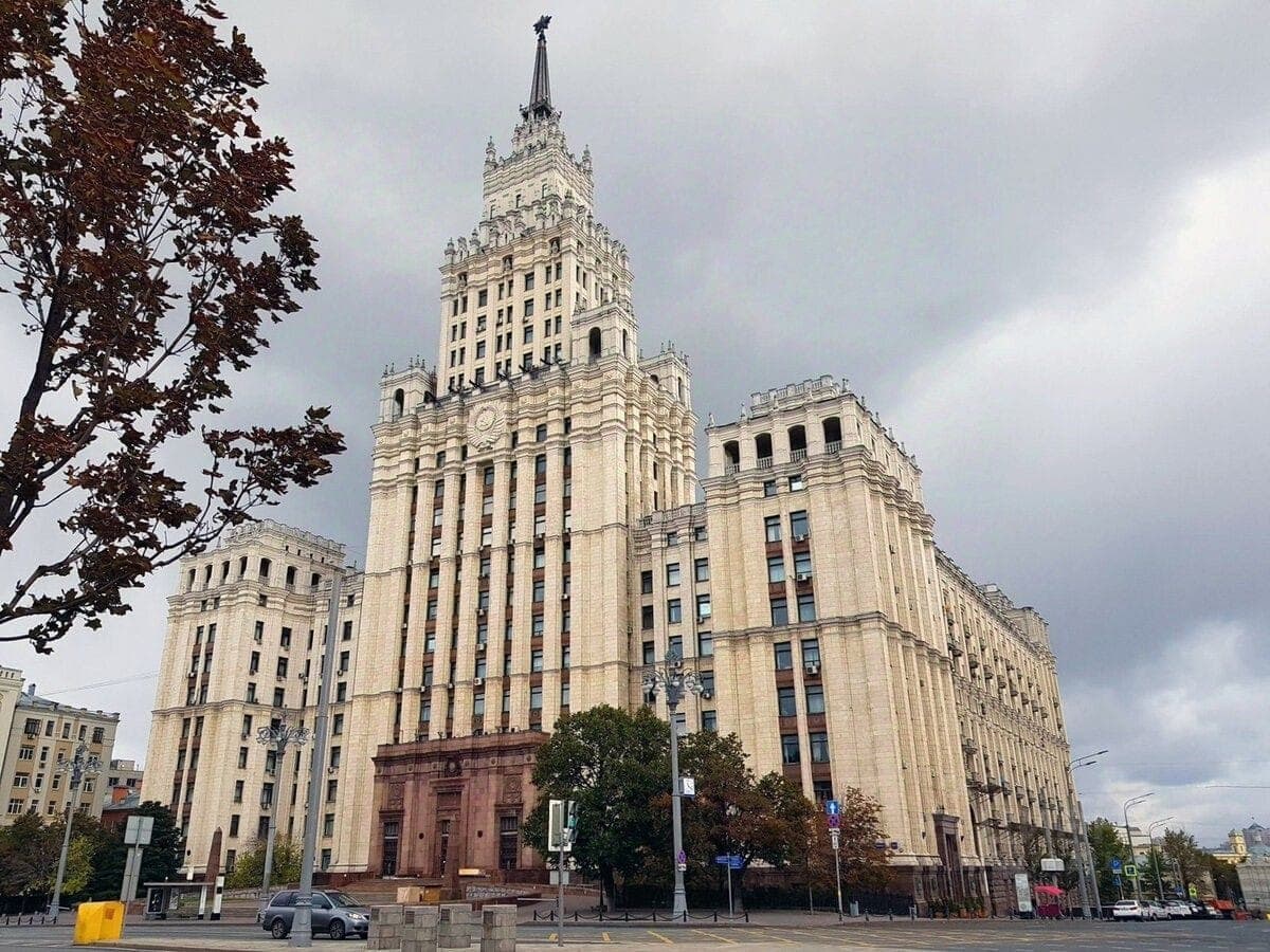 Одна из семи знаменитых сталинских высоток на Садовой-Спасской. Фото: 2gis.ru