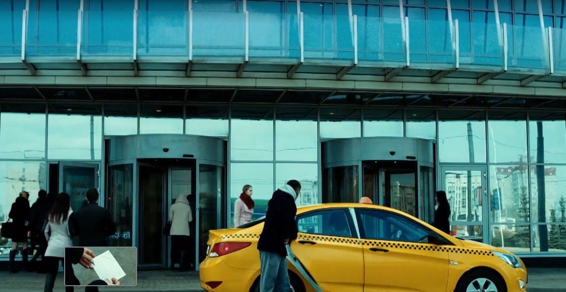 Соколовский подъезжает на такси к Leader Tower. Кадр из сериала "Мажор". 2014 - 2026, Продюсерская компания «Среда» 
