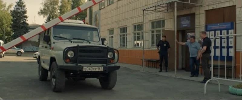 У входа в участок. Кадр из сериала "Хрустальный". 2021, KION, Первый канал