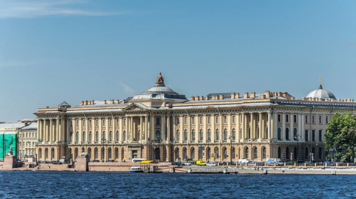Величественное здание поражает масштабами и сегодня. Фото: Florstein 