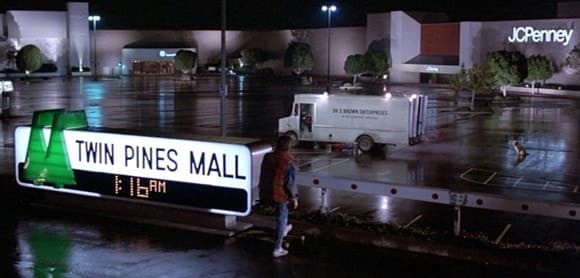 Здание на заднем плане - молл Puente Hills, который "переименовали" для фильма: на табло заметно, что шрифт изменен. Кадр из фильма "Назад в будущее". 1985, Amblin Entertainment, Universal Pictures