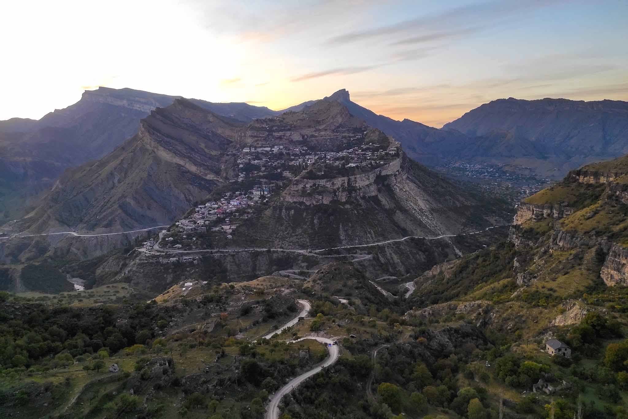 Из труднодоступного аула в популярный курорт: такова сегодняшняя история Гуниба - горной жемчужины Дагестана. 300 солнечных дней в году, чистейший горный воздух и атмосфера полного покоя.