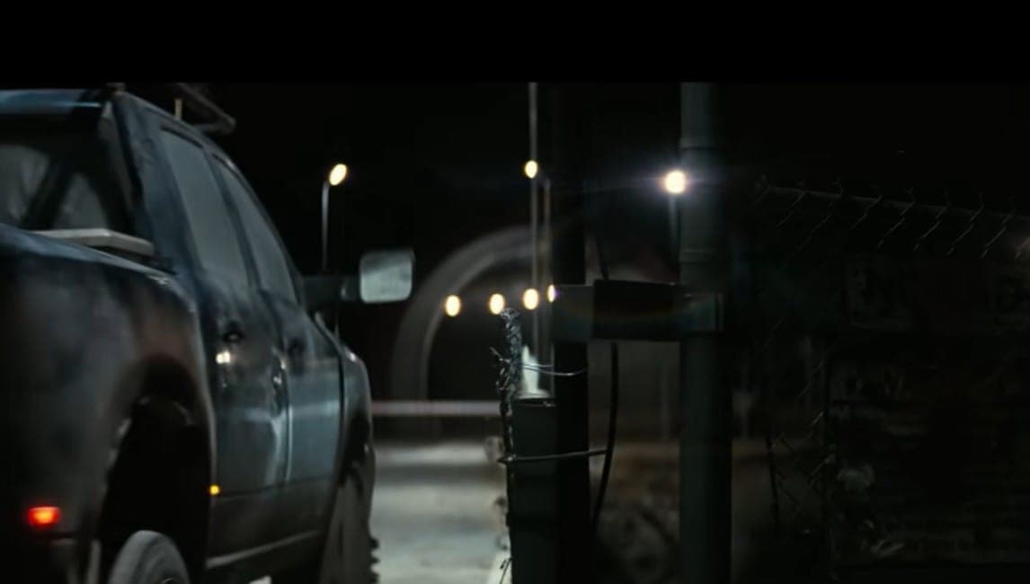 Купер случайно натыкается на охраняемый объект. Кадр из фильма «Интерстеллар», Legendary Pictures, Syncopy, Lynda Obst Productions, 2014