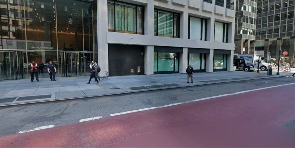 А вот и та самая решетка - вид с другой стороны улицы. Фото: Google Maps