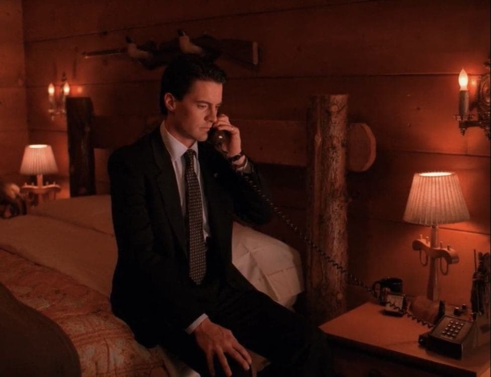 Купер в своем номере 315, снятом в "Kiana Lodge". Кадр из сериала "Твин Пикс", 1990, Lynch/Frost Productions, Propaganda Films, Spelling Television