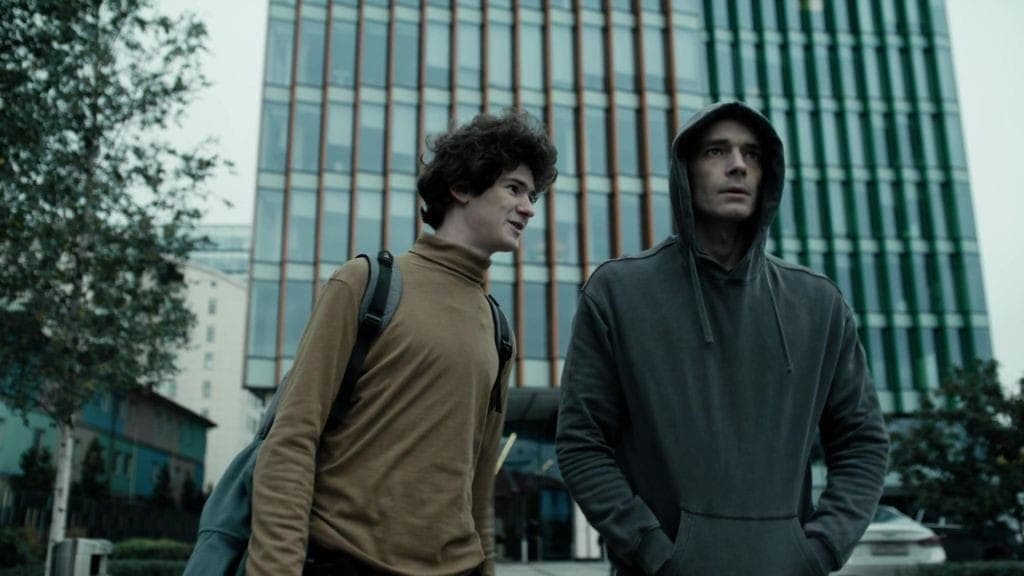 Башня на заднем плане - "Кантри Парк". Кадр из фильма "Триггер",  2020, "Среда", "Лунапарк", "Плюс Студия"м фоне. 