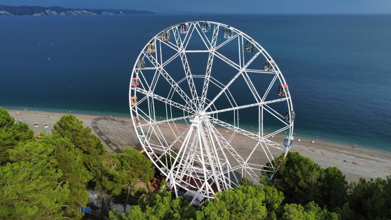 Колесо обозрения на пляже в Пицунде. Фото: Яндекс Карты.