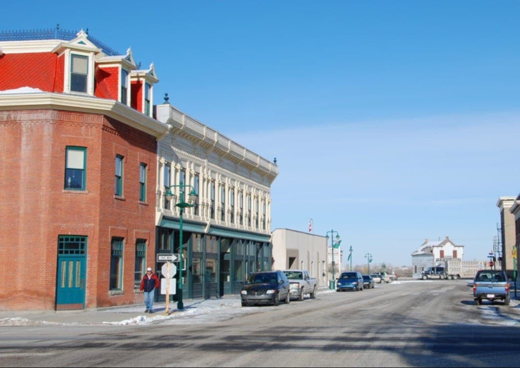 В этой локации снимали сцену проезда семьи Купера через город, охваченный песчаной бурей. Источник: https://vamosarema.com/
