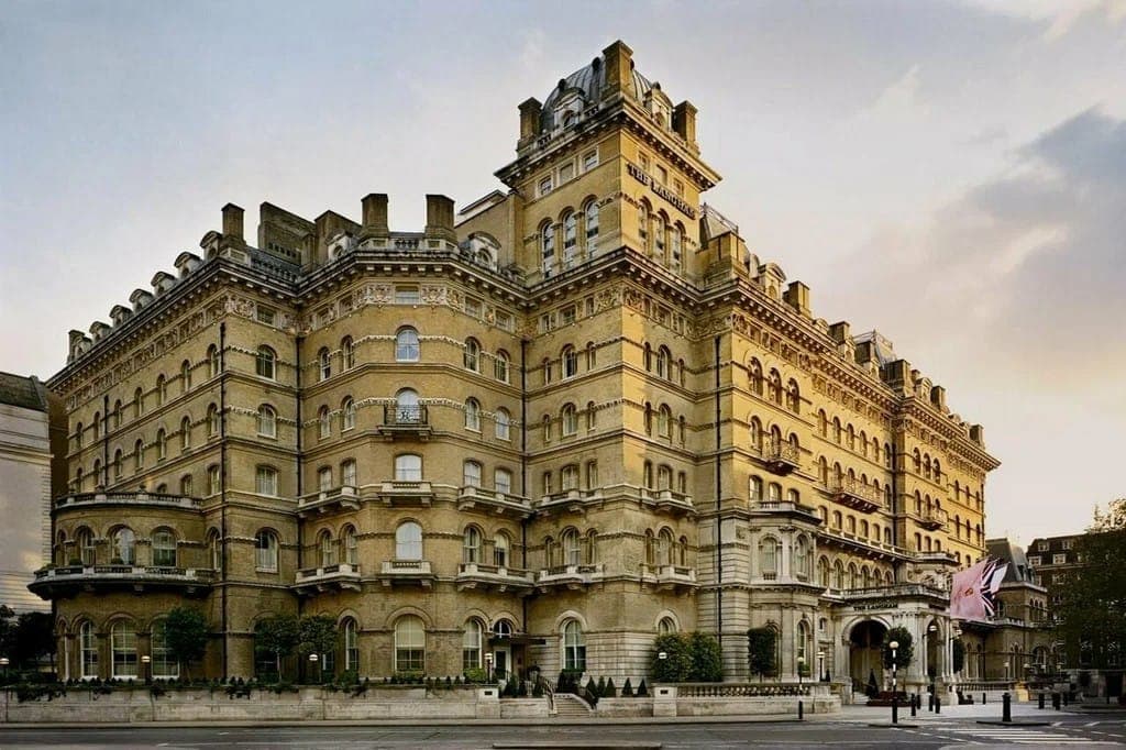 Отель Langham - центральная локация в рассказе "Скандал в Богемии". Фото: booking.com